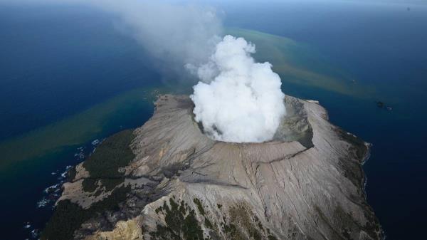 Whakaari/White Island火山喷发审判:工作安全组织开启案件，向法庭出示原始视频 